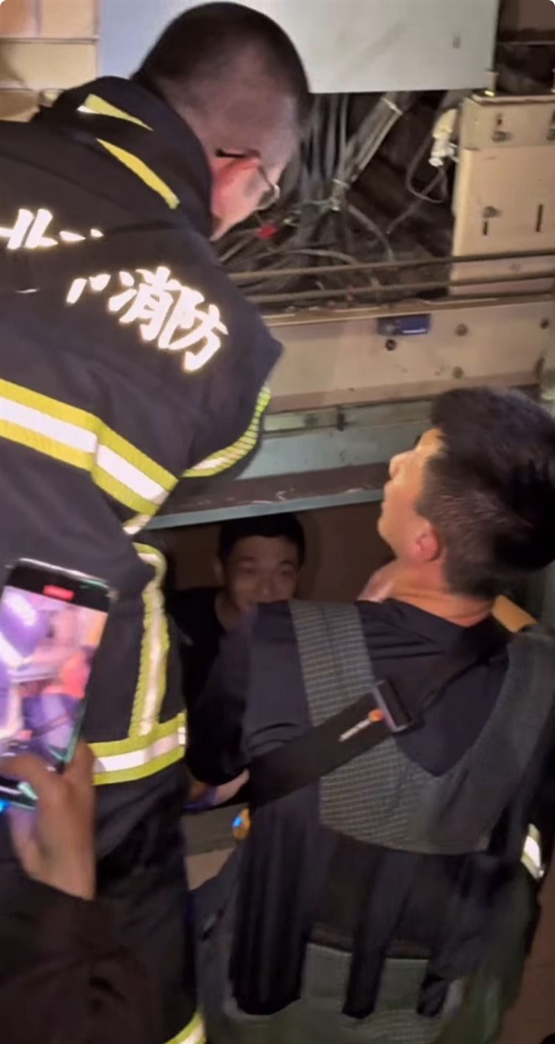 傻子與白痴主唱蔡維澤受困電梯。(圖/翻攝自wei_jun0922 IG)