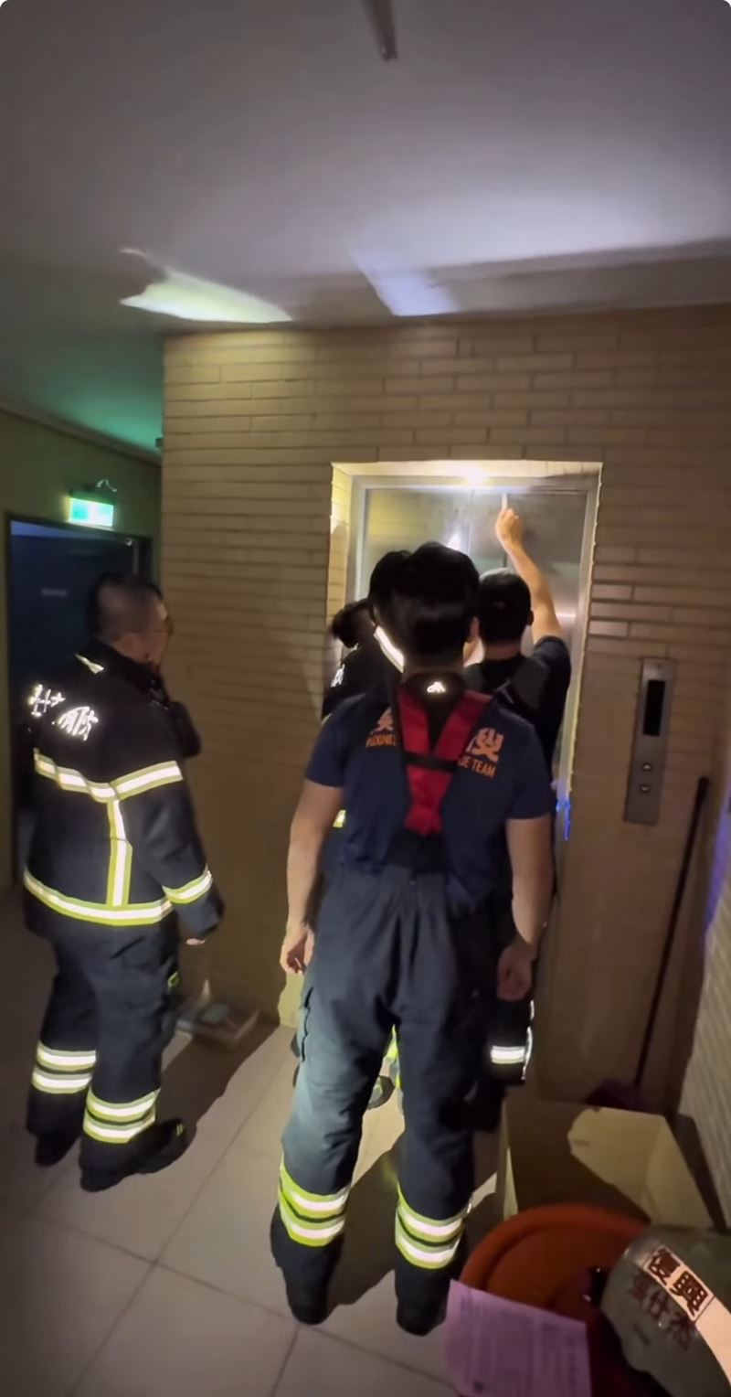 傻子與白痴主唱蔡維澤受困電梯。(圖/翻攝自wei_jun0922 IG)