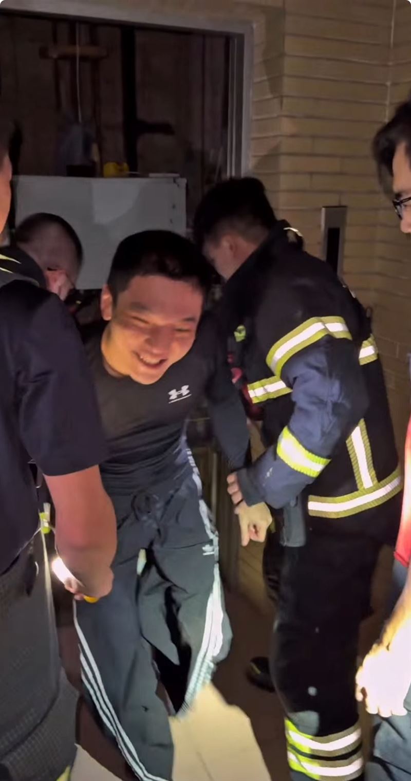 傻子與白痴主唱蔡維澤受困電梯。(圖/翻攝自wei_jun0922 IG)