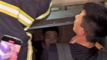 男星受困老公寓電梯！卡兩樓之間緊急救援