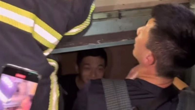 男星受困老公寓電梯!卡兩樓之間緊急救援