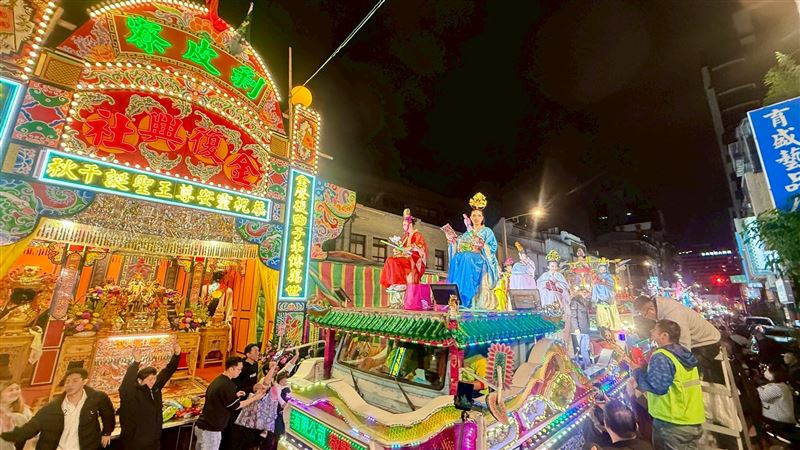 台版迪士尼花車嗨爆萬華！26台藝閣登場，萬華大拜拜變「艋舺小過年」