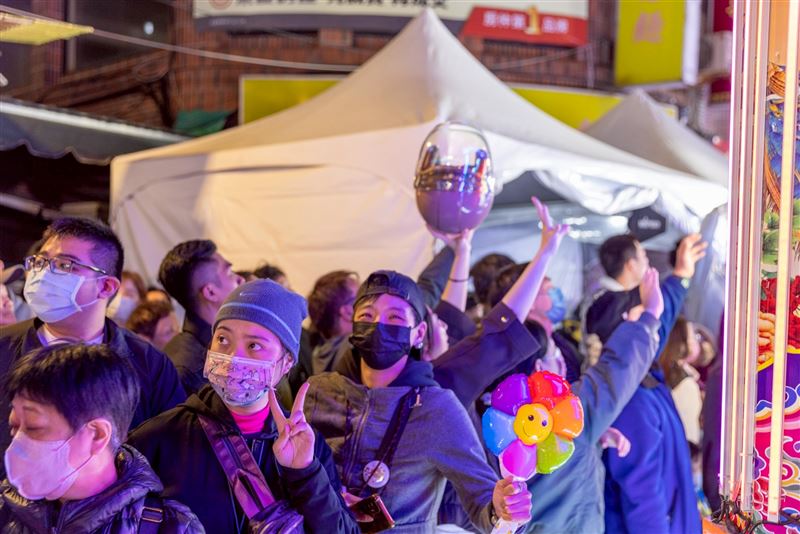 台版迪士尼花車嗨爆萬華！26台藝閣登場，萬華大拜拜變「艋舺小過年」