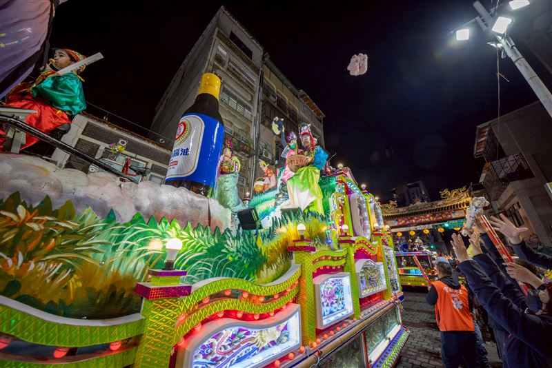 台版迪士尼花車嗨爆萬華！26台藝閣登場，萬華大拜拜變「艋舺小過年」