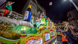 台版迪士尼花車嗨爆萬華！26台藝閣登場