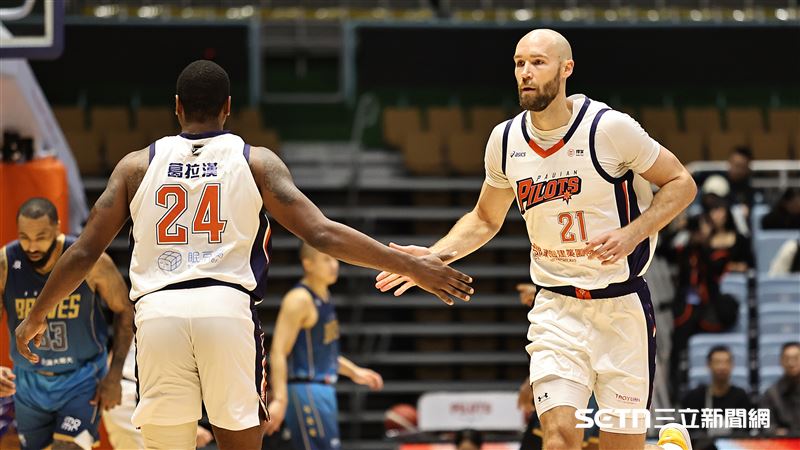 PLG例行賽,璞園領航猿洋將伯朗投進三分球和隊友葛拉漢擊掌。(圖/記者劉彥池攝影)