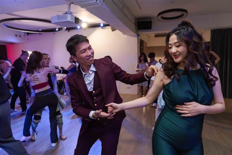 高雄騷莎動負責人溫志忠(左)與Erin老師(右)共舞，為本次舞會開場。（圖／翻攝畫面）