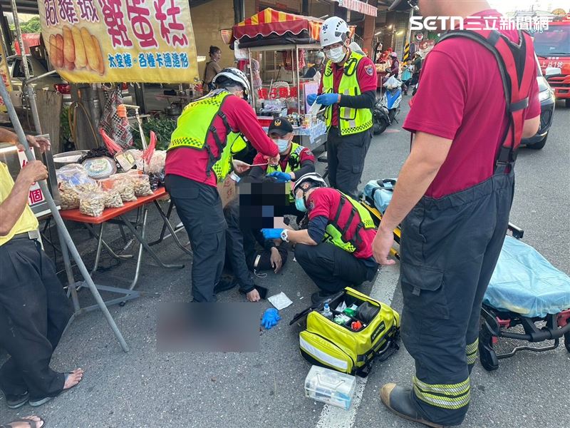 林姓男子外出「溜蛇」時,竟意外遭自己飼養的球蟒纏住脖子,失去重心跌倒,後腦著地受傷血流滿地。(圖/翻攝畫面)