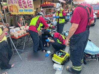 驚悚！男逛街遭蟒蛇鎖喉纏脖　跌倒濺血