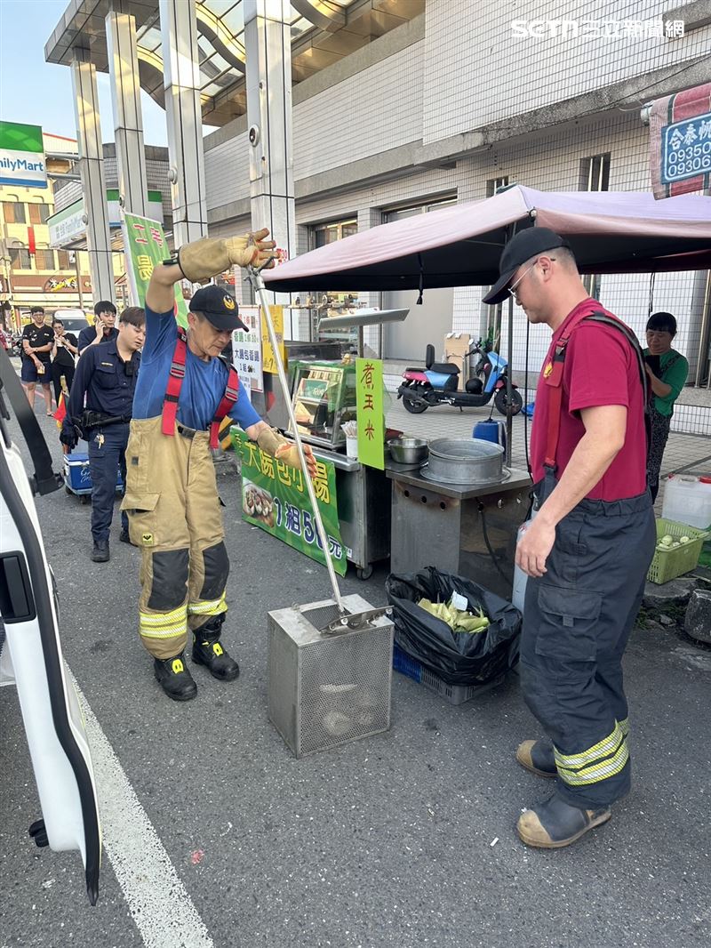 救護人員抵達後,先將球蟒與男子分離,再協助固定傷勢。(圖/翻攝畫面)