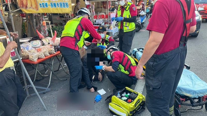 驚悚！男逛街遭蟒蛇鎖喉纏脖　跌倒濺血