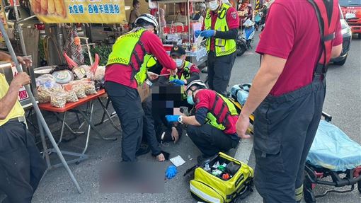 驚悚！男逛街遭蟒蛇鎖喉纏脖　跌倒濺血