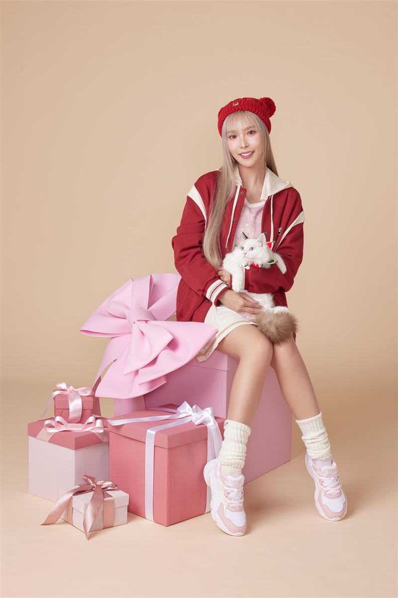 Rina首次攜愛貓Wuna合體聖誕穿搭亮相。(圖/品牌業者提供)