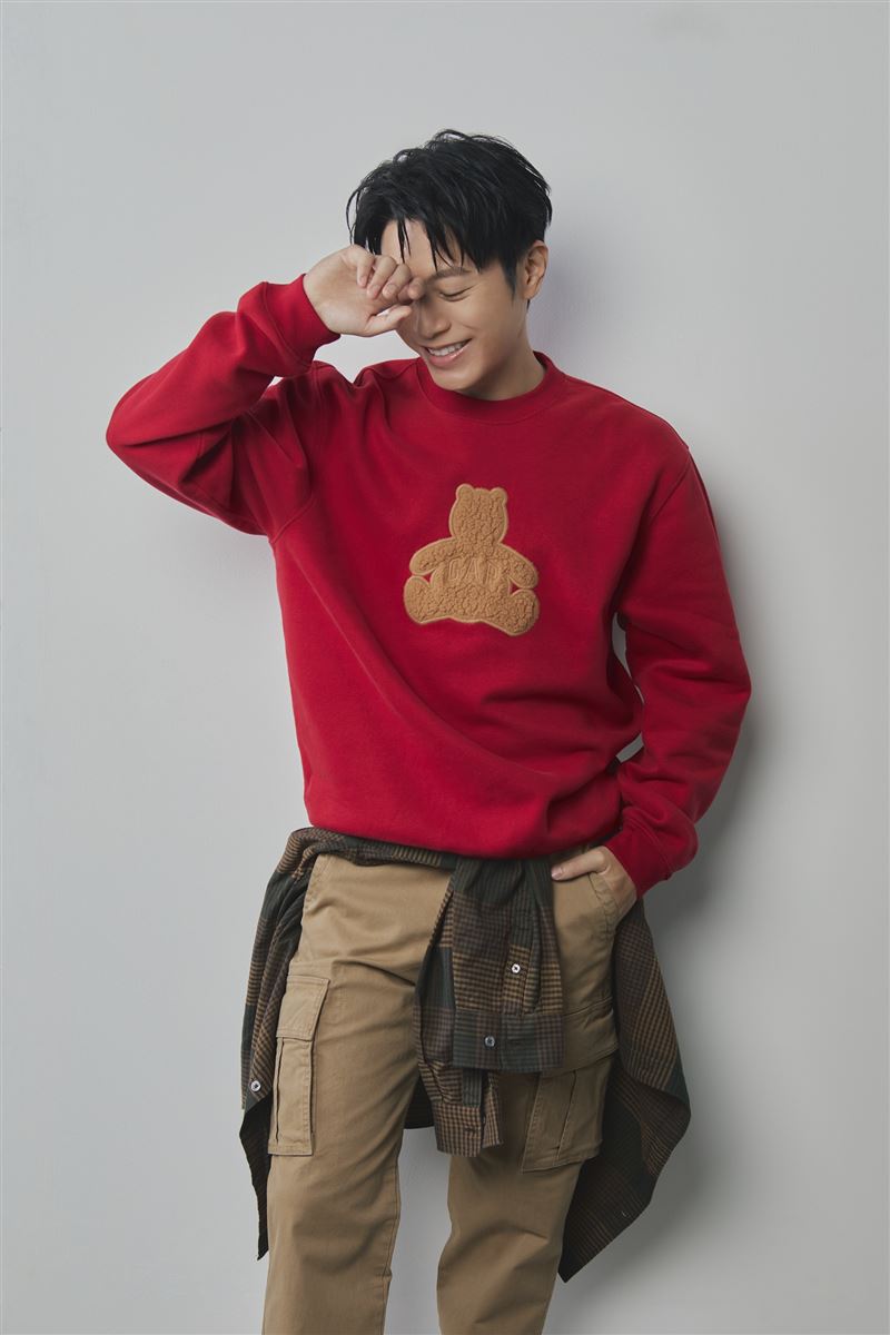 Gap品牌好友韋禮安身著布萊納小熊圓領上衣。(圖/品牌業者提供)