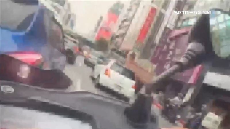 獨/北市街頭警匪追逐 詐團衝撞飆車逃逸