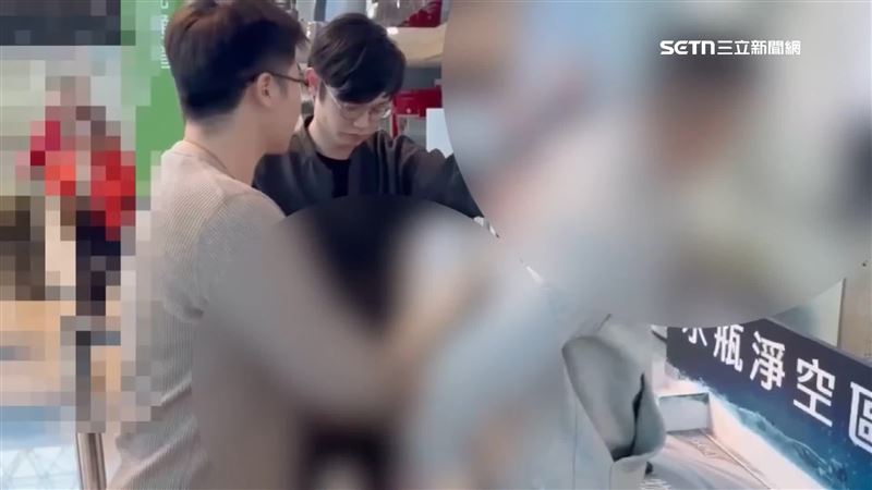 警方在桃園機場海關前，拿著拘票、手銬，順利將人逮捕