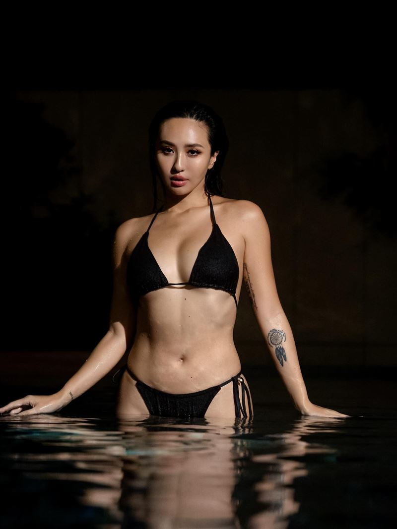 薔薔身穿黑色比基尼,少少的布料包不住超兇火辣身材,深邃事業線被一覽無遺。(圖/翻攝自薔薔臉書)