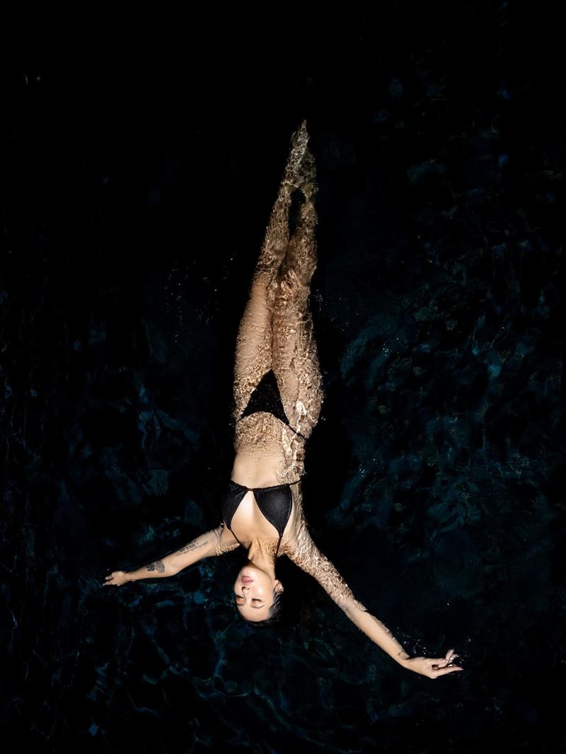 薔薔身穿黑色比基尼,少少的布料包不住超兇火辣身材,深邃事業線被一覽無遺。(圖/翻攝自薔薔臉書)