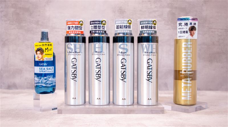 GATSBY造型系列圖(由左至右:海鹽消光噴霧、強黏造型慕絲、3D彈力豐盈慕絲、柔軟造型護髮慕絲、光感線條慕絲、究.捲 慕絲)。(圖/品牌業者提供)