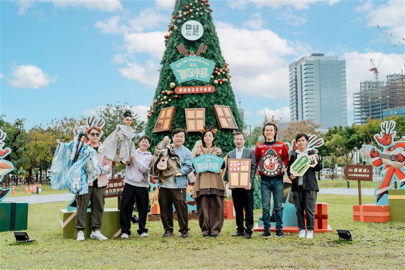 北流董事長黃韻玲(中)為耶誕樹點燈。(圖/北流提供)