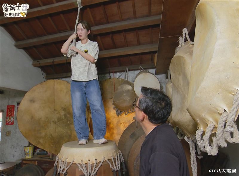 巴鈺體驗傳統製鼓中的「蹦鼓」。(圖/八大提供)
