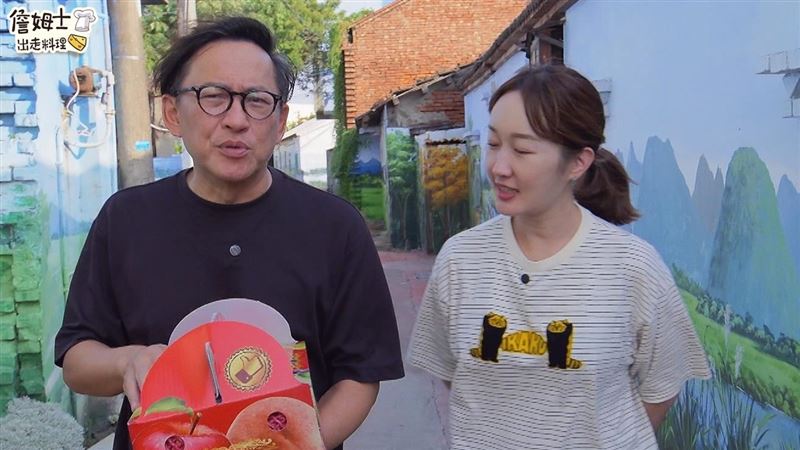 詹姆士(左)和巴鈺到彰化品嚐美食。(圖/八大提供)