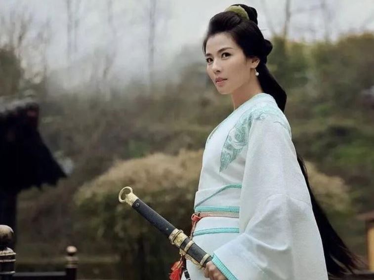 張春華當機立斷,提刀親手將看到司馬懿裝病的侍女殺死滅口。(影視示意圖/翻攝自百度百科)