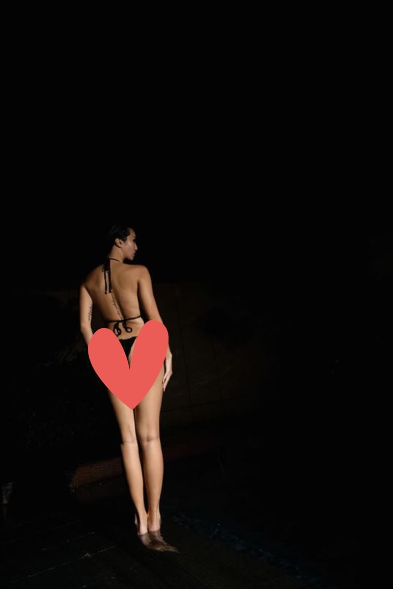 薔薔曬出比基尼辣照,一轉身露出丁字褲「解放美尻」,讓網友暴動快噴鼻血。(圖/翻攝自薔薔臉書)