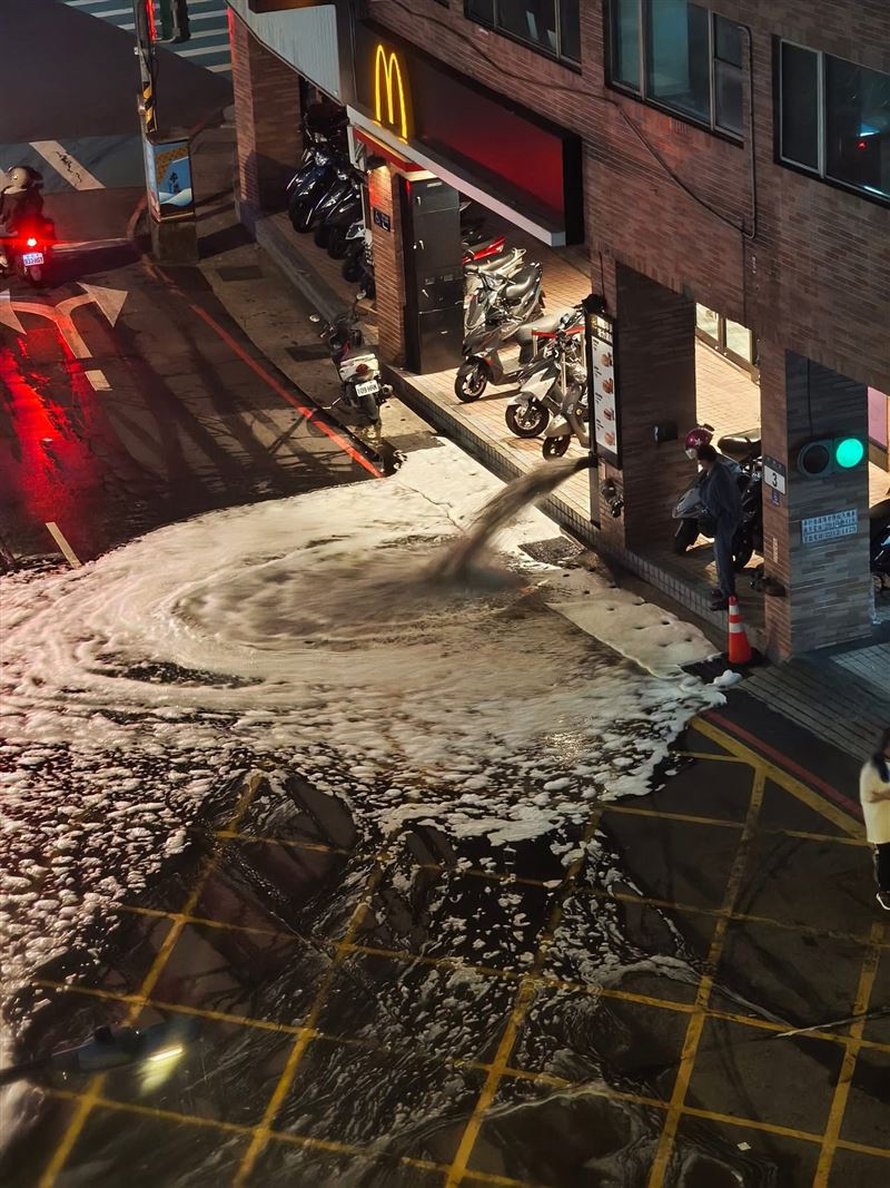 麥當勞外的畫面，被網友笑稱是「奶昔大哥的逆襲」。（圖／翻攝自路上觀察學院臉書）