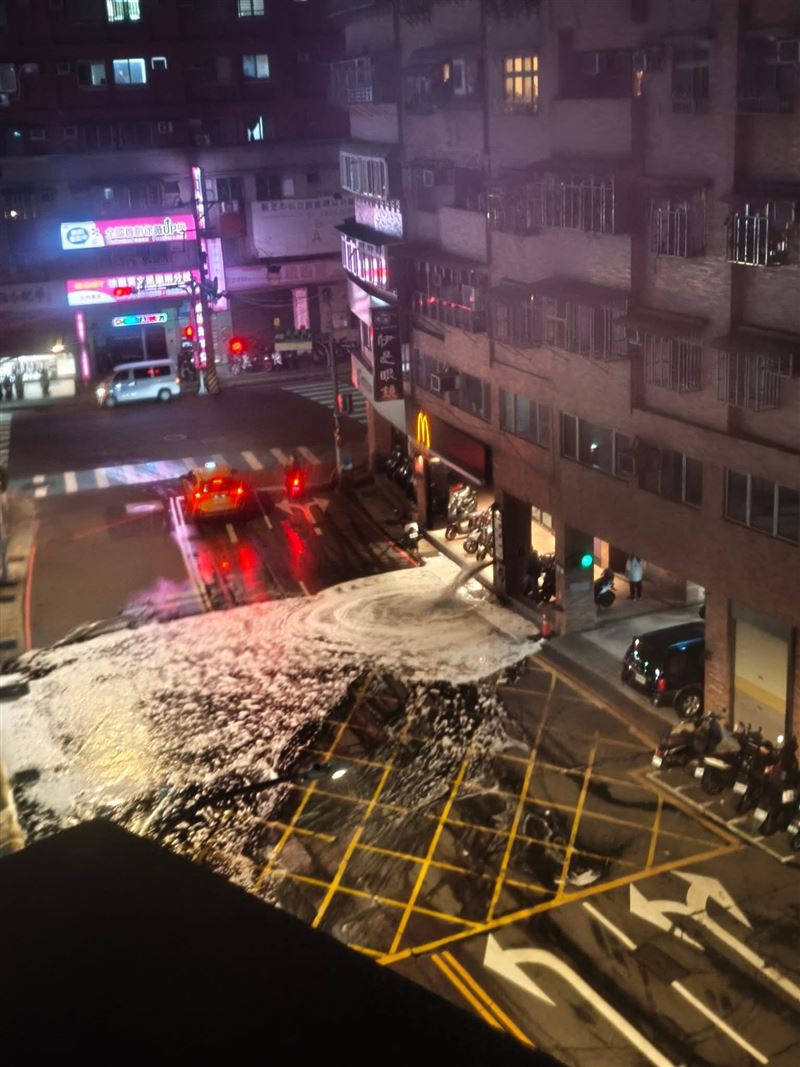 麥當勞外的消防栓噴出大量泡沫，畫面引起討論。（圖／翻攝自路上觀察學院臉書）
