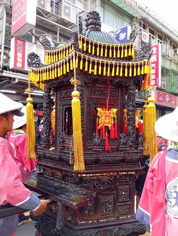 北港朝天宮則請出金碧輝煌的二代祖媽轎。（圖／Paul huang提供）