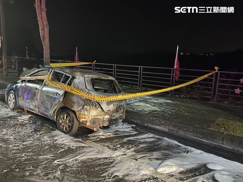 警消趕抵現場時，發現車內一名女子仰躺於駕駛座燒成焦屍，已無生命跡象。（圖／翻攝畫面）