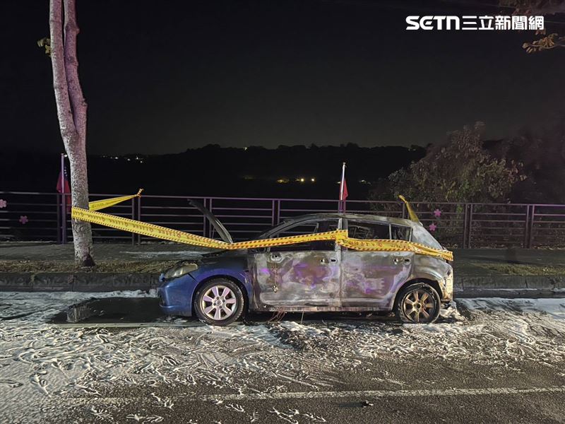 車子停放許久後竟突然冒火，民眾發現後緊急報案，警消趕到現場時，蕭女已燒成一具焦屍陳屍在駕駛座。（圖／翻攝畫面）