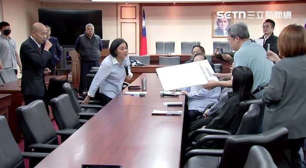 助理當面請韓國瑜簽名連署相挺，但韓國瑜沒簽（圖／翻攝畫面）