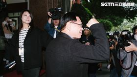 抗議助理費除罪化,國會助理集結立院門口要求撤回法案,民眾黨立委張啟楷前往加油,遭批收割（圖／記者楊士誼攝影）