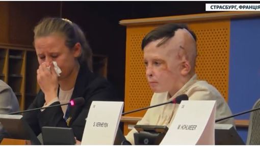 母親遭轟炸　兒摸髮訣別！口譯員秒淚崩