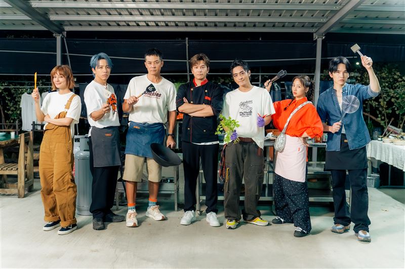 左起莎莎、坤達、姚元浩、阿弟、Toro、吳映潔、牛奶。(圖／好看娛樂提供)