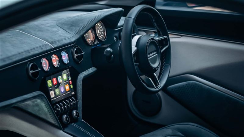 賽車化的車艙，中控螢幕支援手機連結。（圖／Caterham提供）