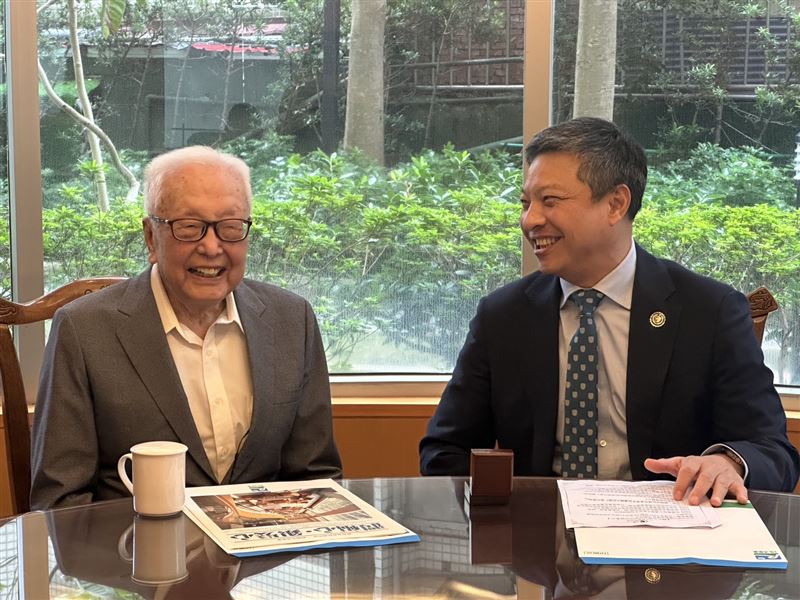 吳奇隆、周思齊、「學姐」獲選輔大傑出校友。82歲學姐朱華潼賣房子捐給母校110萬美金（台幣約3430萬）。（圖／輔仁大學提供）