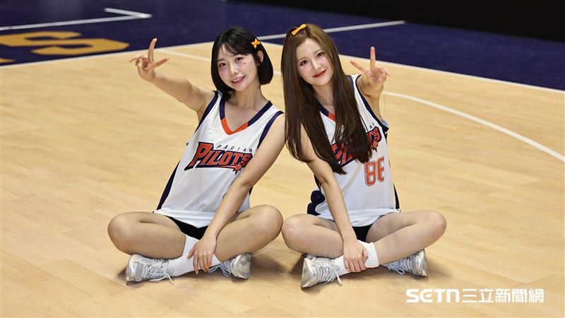 領航猿韓籍啦啦隊成員金裕娜、金海莉很期待接到台灣的尾牙場。（圖／記者劉彥池攝影）