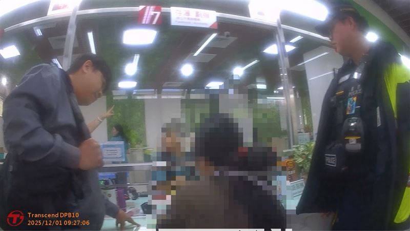 53歲黃姓婦人堅持到郵局提領130萬元，遭員警勸阻卻反嗆：我想抱100多萬現金睡覺行不行。(圖／翻攝畫面)
