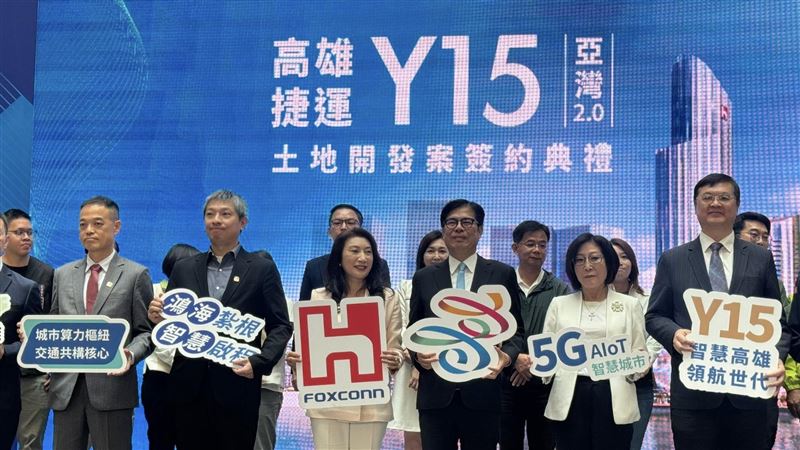 鴻海投資高雄再加碼！輪值CEO楊秋瑾今（12）日與市長陳其邁簽約，宣布投入159億元於亞灣Y15打造「智慧雙塔」旗艦總部。身為屏東子弟的楊秋瑾展現霸氣，規劃全台首創「員工安心宅」吸引AI人才南下，並捐贈1900萬乳房攝影巡迴車回饋鄉里，展現深耕南台灣的決心。（圖／記者師瑞德攝影）