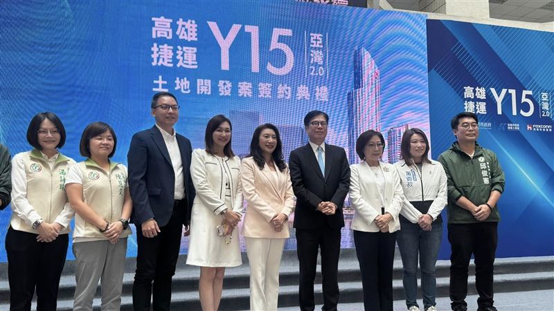 鴻海投資高雄再加碼！輪值CEO楊秋瑾今（12）日與市長陳其邁簽約，宣布投入159億元於亞灣Y15打造「智慧雙塔」旗艦總部。身為屏東子弟的楊秋瑾展現霸氣，規劃全台首創「員工安心宅」吸引AI人才南下，並捐贈1900萬乳房攝影巡迴車回饋鄉里，展現深耕南台灣的決心。右五圖為鴻海輪值CEO楊秋瑾，右四為高雄市長陳其邁。（圖／記者師瑞德攝影）