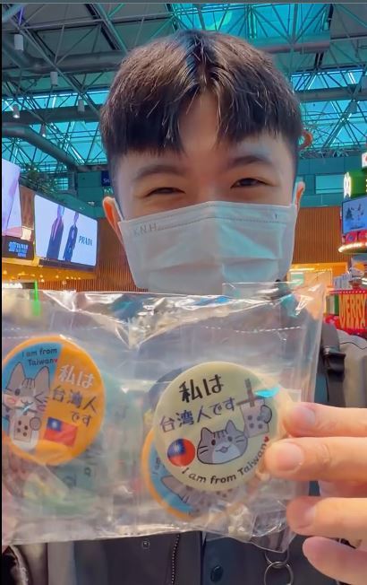 一群台灣人去日本前拿出「台灣人徽章」，讓網友讚爆。（圖／翻攝自Threads @kai_840723）