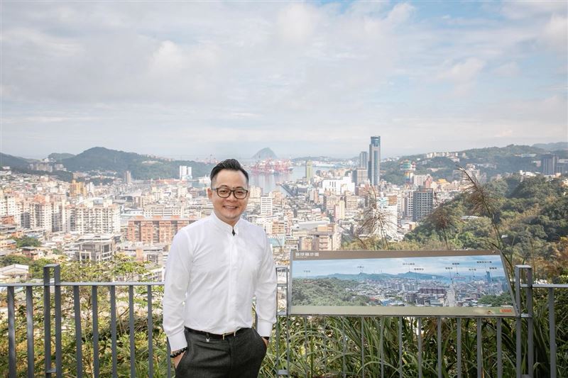 基隆市議會議長童子瑋日前在臉書開箱獅球嶺步道，卻遭基隆市府副發言人鍾明酸「收成」，民進黨基隆市議會黨團今怒轟如此政治操作，基市府應將其撤職。（圖／翻攝自童子瑋臉書）