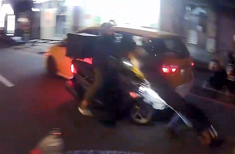 邱男騎車撞擊張男。（圖／翻攝自Threads @cth820518）