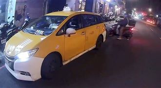 不滿遭逼車？外送員騎車連撞小黃司機2次
