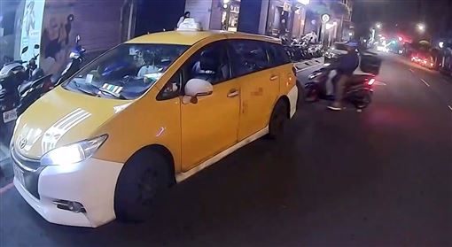 不滿遭逼車？外送員騎車連撞小黃司機2次