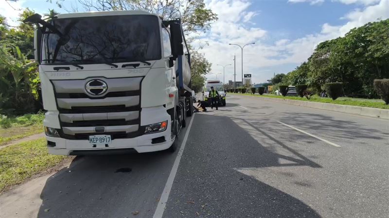 林男把車輛停在路邊佔用到北上機車道。（圖／翻攝畫面）