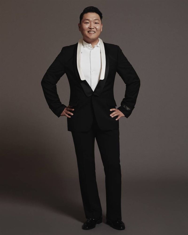 PSY自2022年起可能未親自問診,即透過代領方式取得精神藥物。(圖/翻攝自PSY IG)